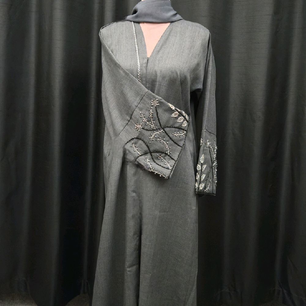 Maya 3 Piece Linen Abaya Set with Embroidered Detailing & V-Neck – Dark Grey
